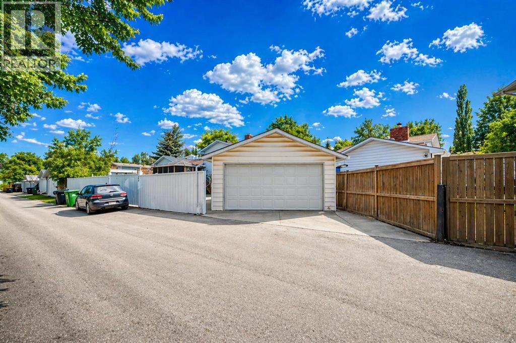 204 Whiteview Close NE