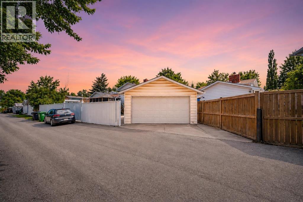 204 Whiteview Close NE
