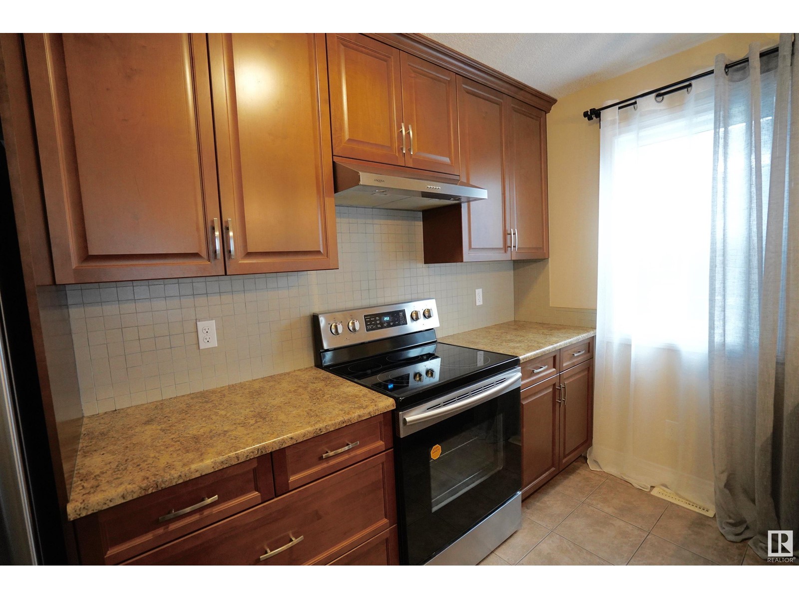 12018 65 ST NW