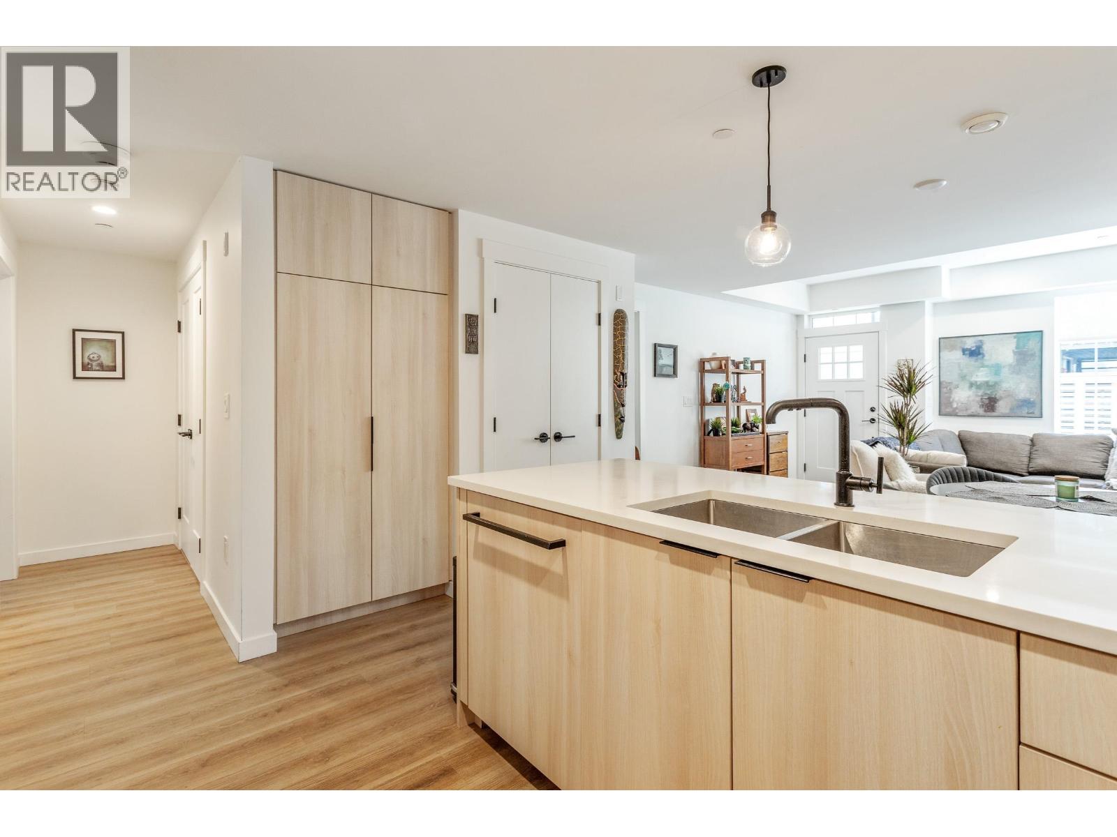 6 237 RIDGEWAY AVENUE