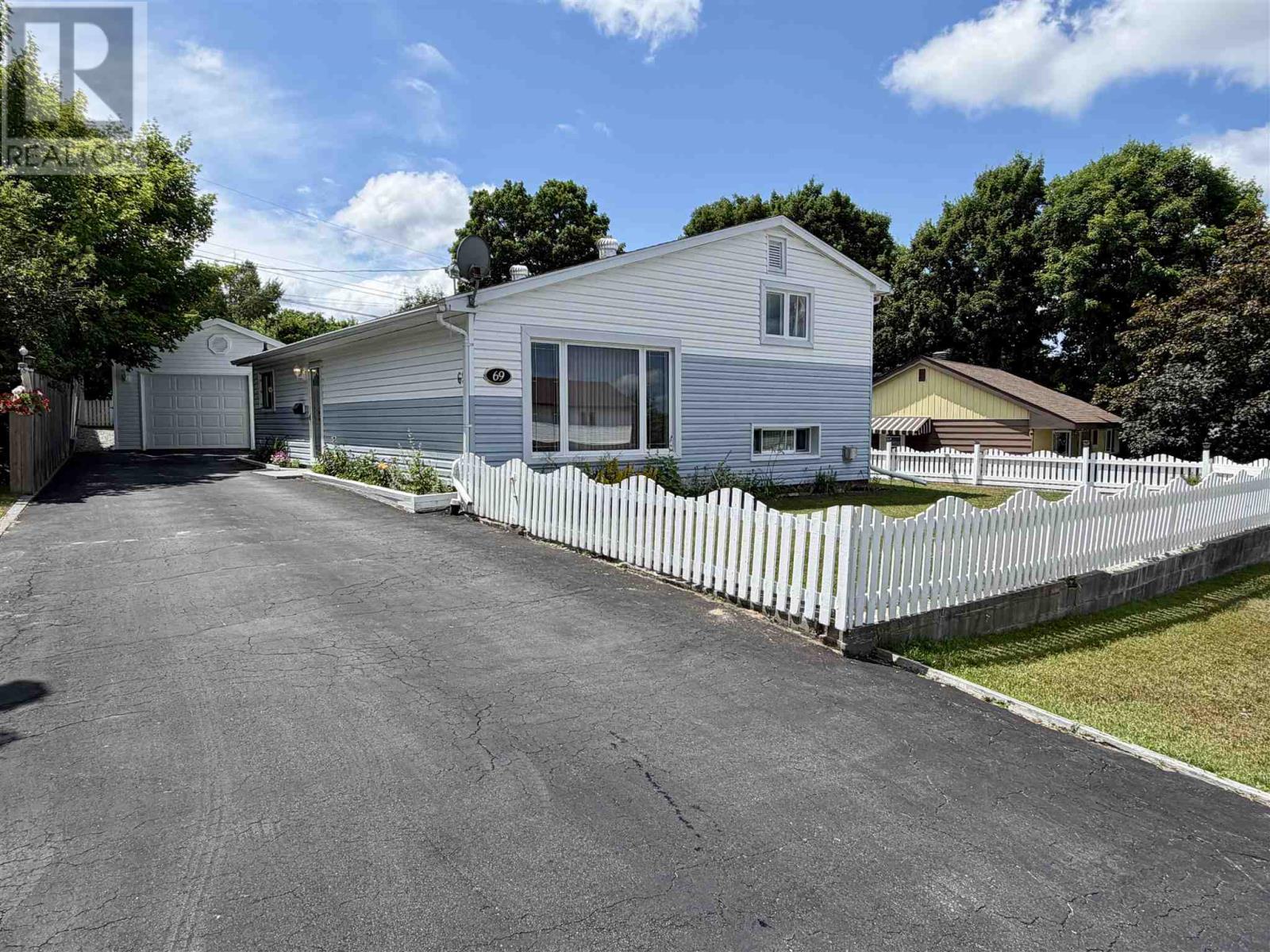 Photo 1 of 38 — 69 Hutchison AVE, Elliot Lake, ON P5A1W7