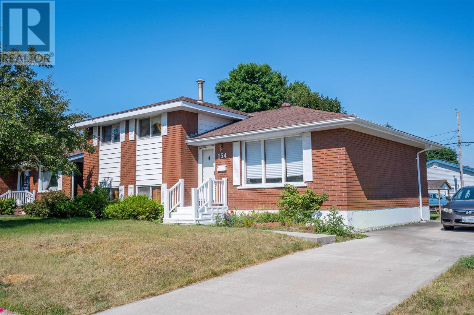 Photo 1 of 32 — 154 Chambers AVE, Sault Ste. Marie, ON P6A4V5