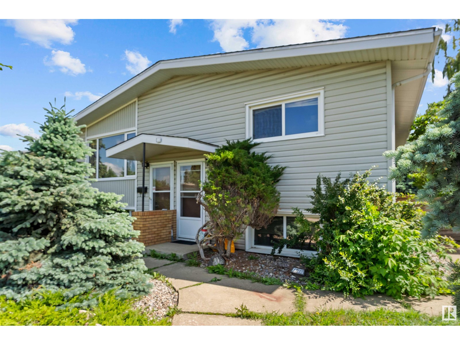 13215/17 102 ST NW
