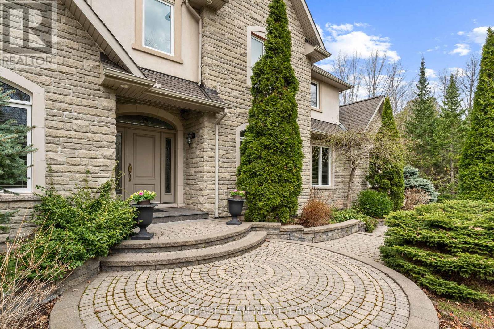 6005 EARLSCOURT CRESCENT