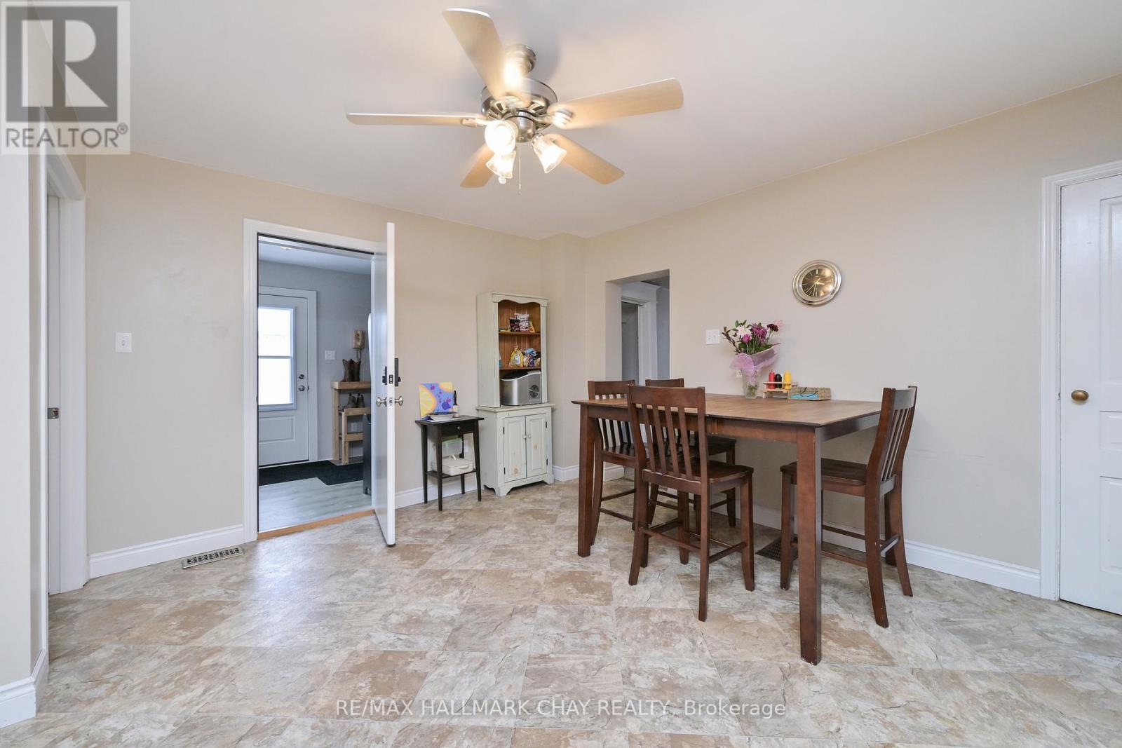 48 CAROLINE STREET W