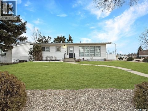 1102 Golden PLACE Swift Current SK S9H2A6