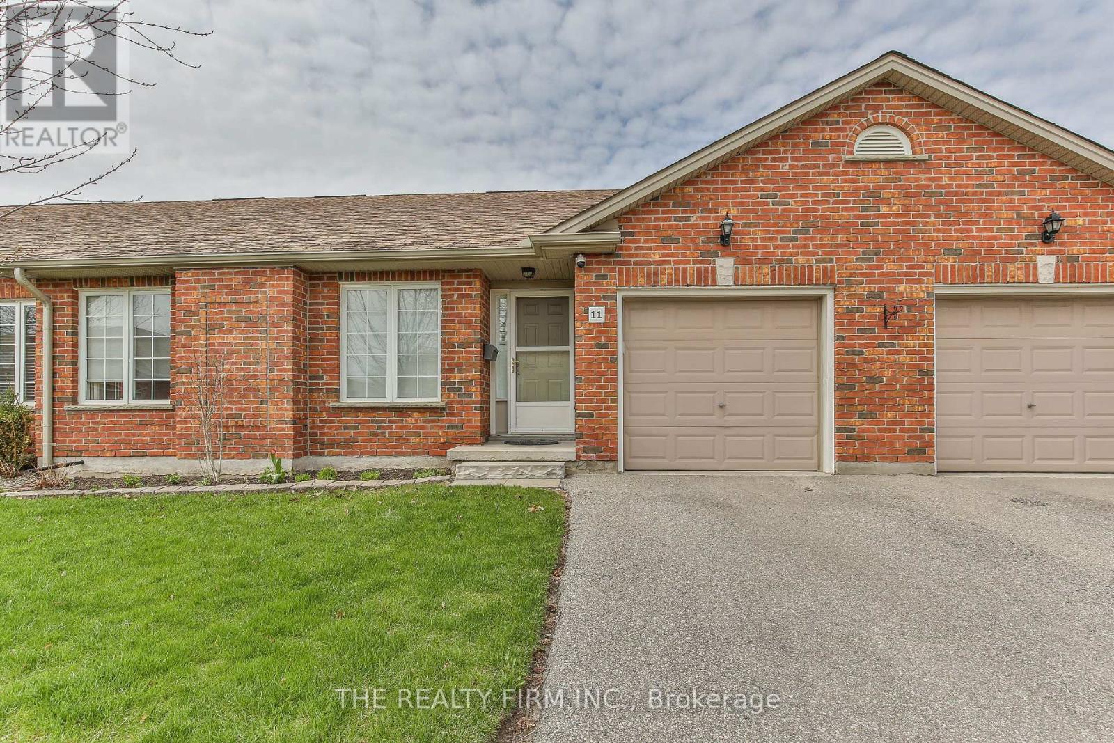 11 - 100 STROUD CRESCENT