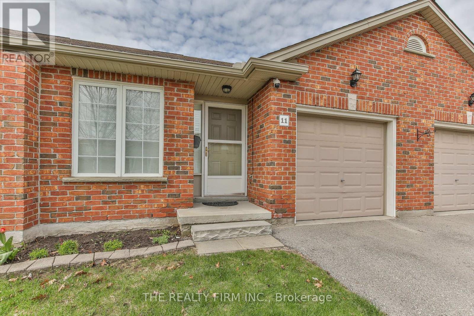 11 - 100 STROUD CRESCENT
