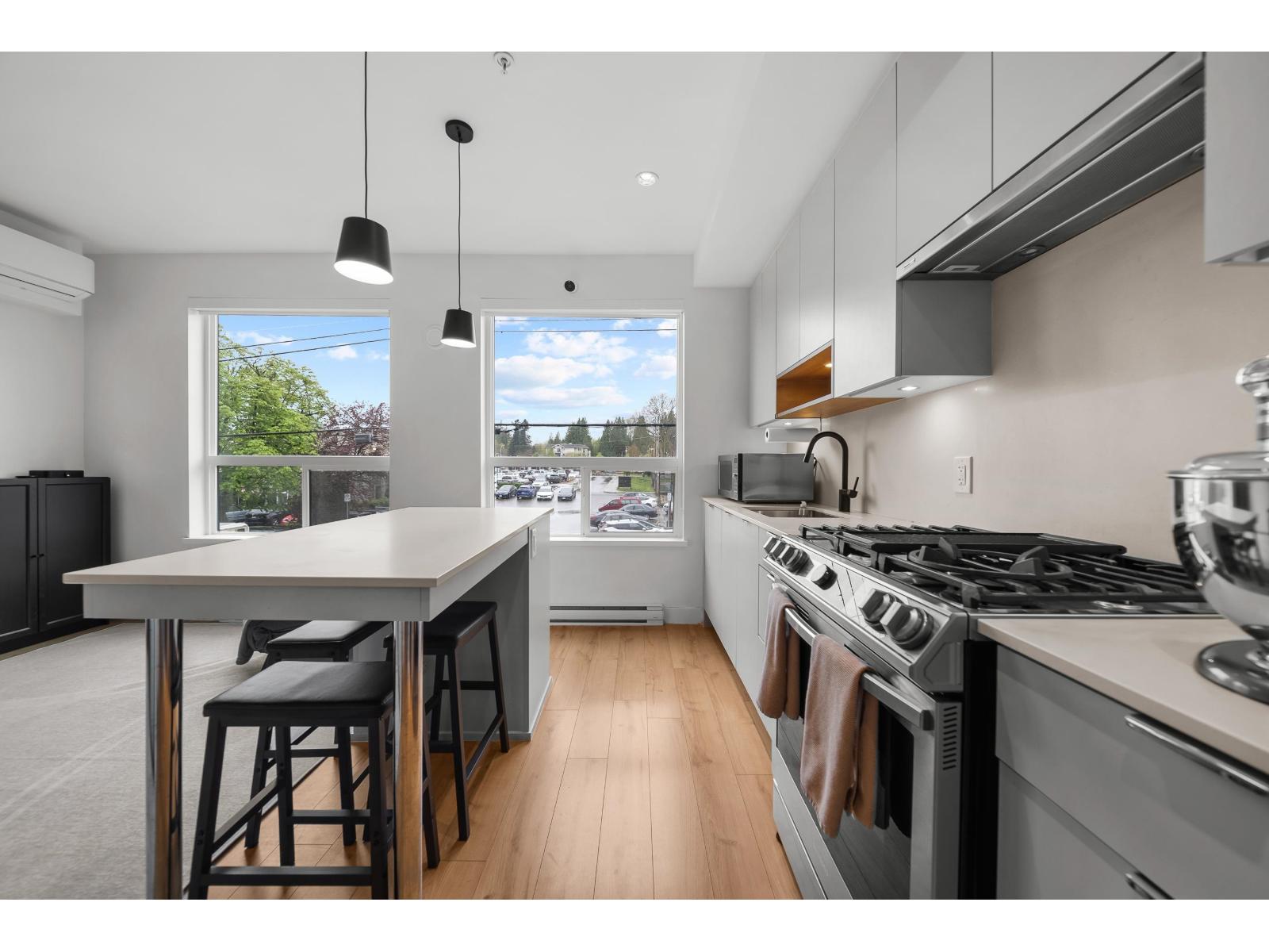 220 2493 MONTROSE AVENUE