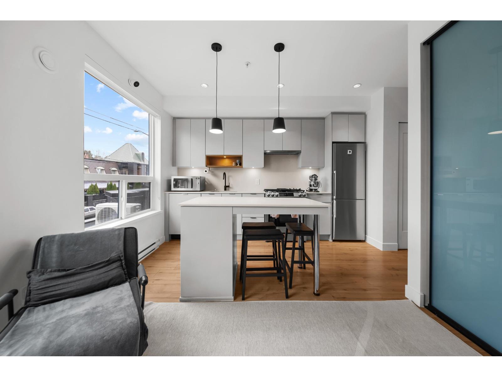 220 2493 MONTROSE AVENUE