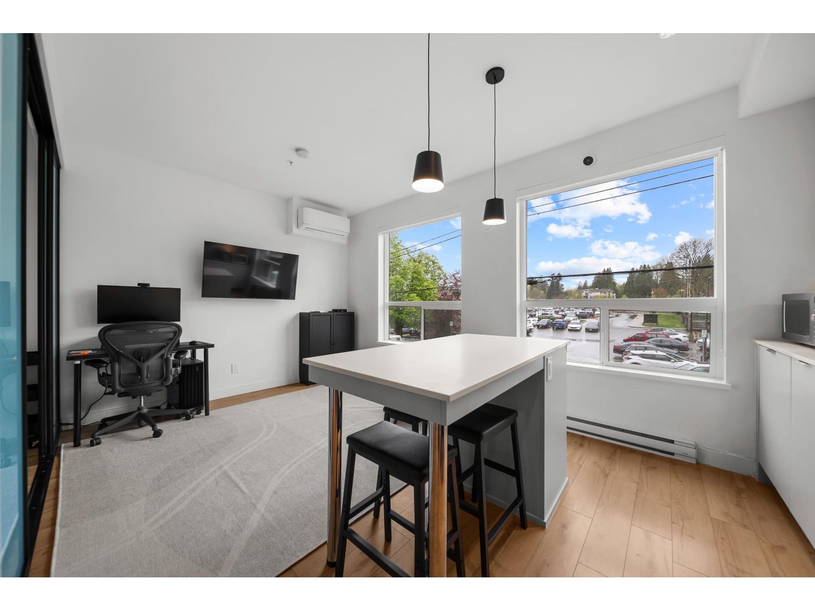 220 2493 MONTROSE AVENUE