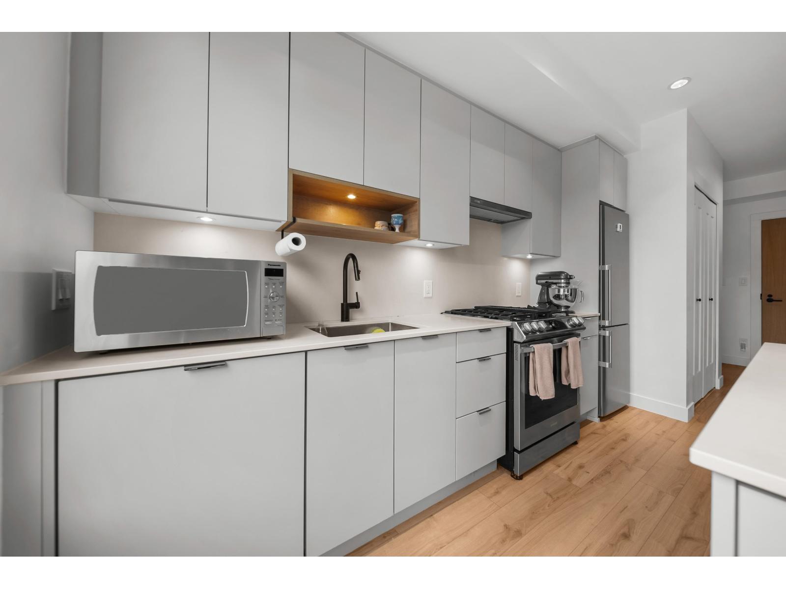 220 2493 MONTROSE AVENUE