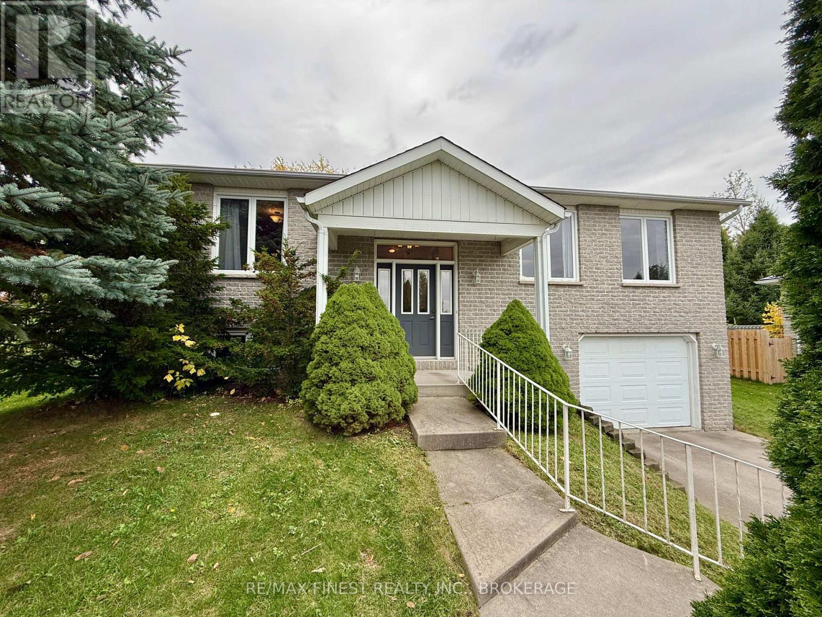 812 PALACE ROAD