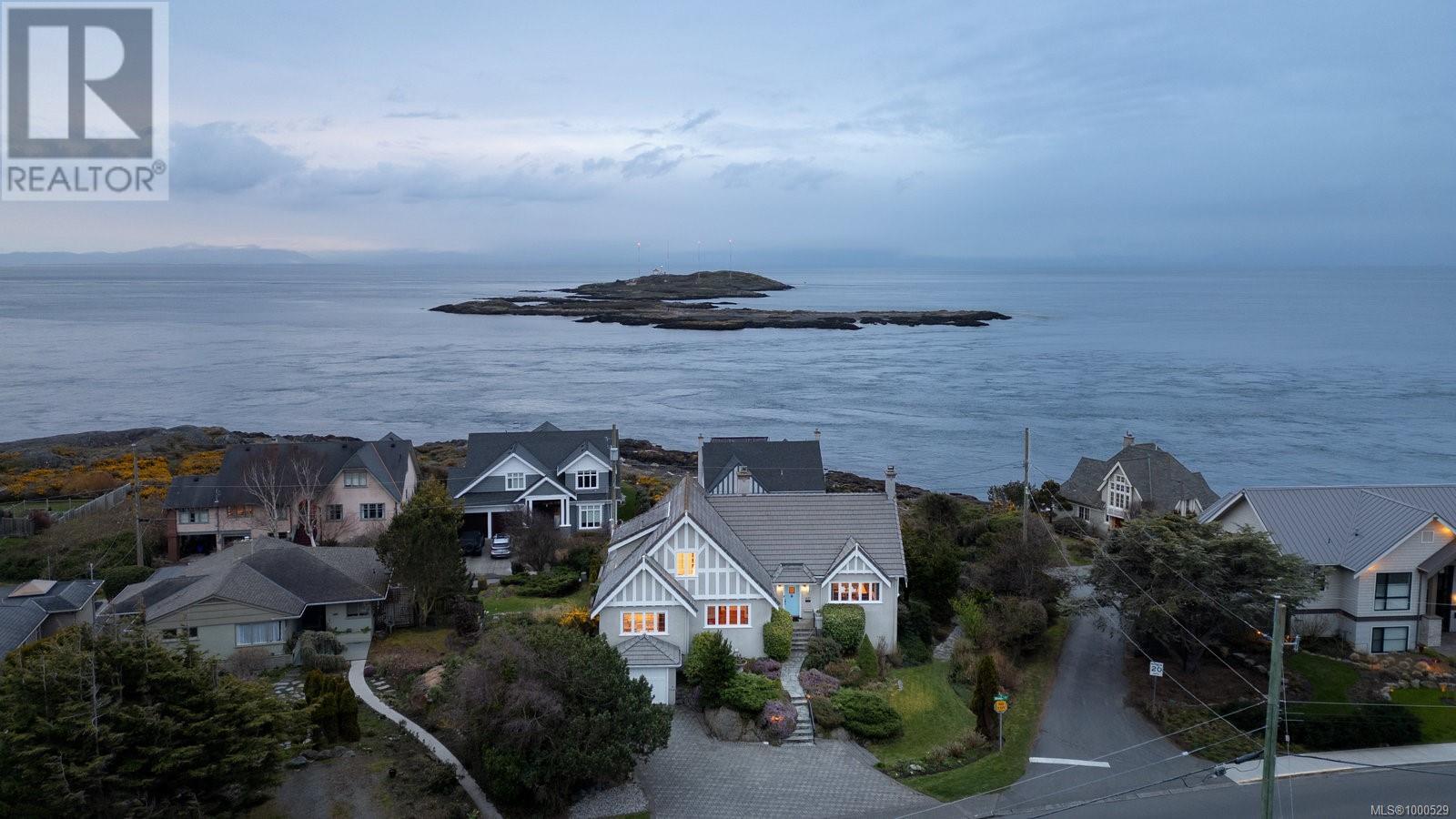 637 Beach Dr
