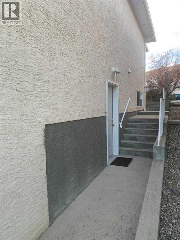 2, 398 CANYON Boulevard W