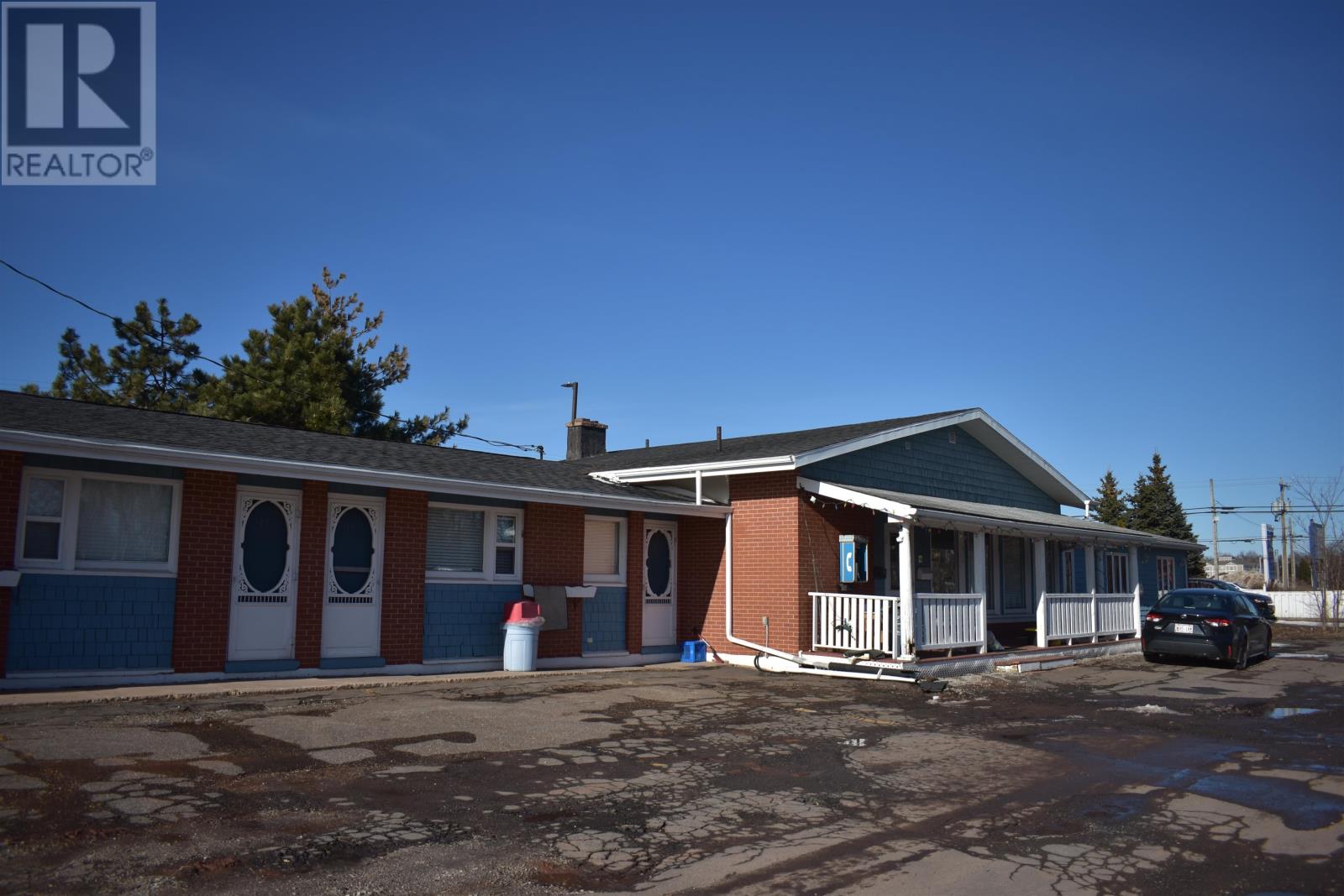 639 University Avenue