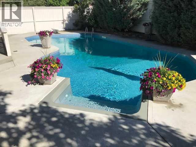 6 Mt Yamnuska Court SE