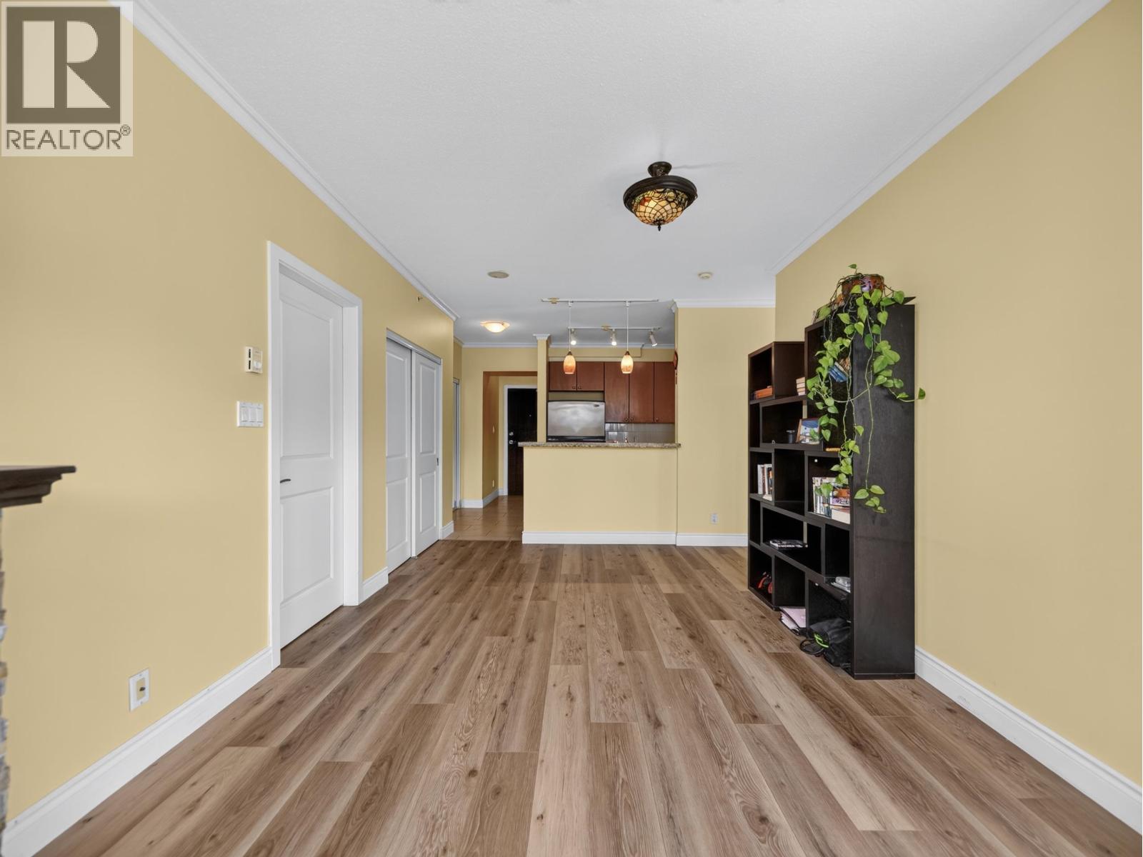 1101 11 E ROYAL AVENUE