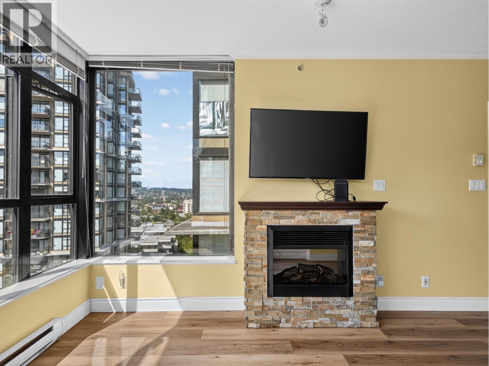 1101 11 E ROYAL AVENUE