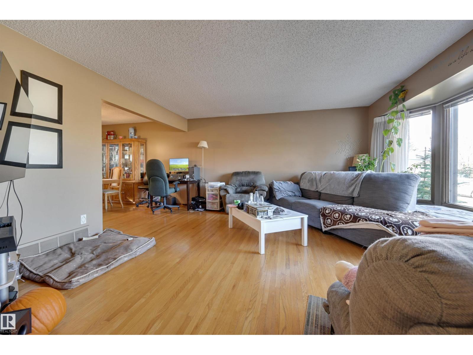 10463 21 AV NW NW