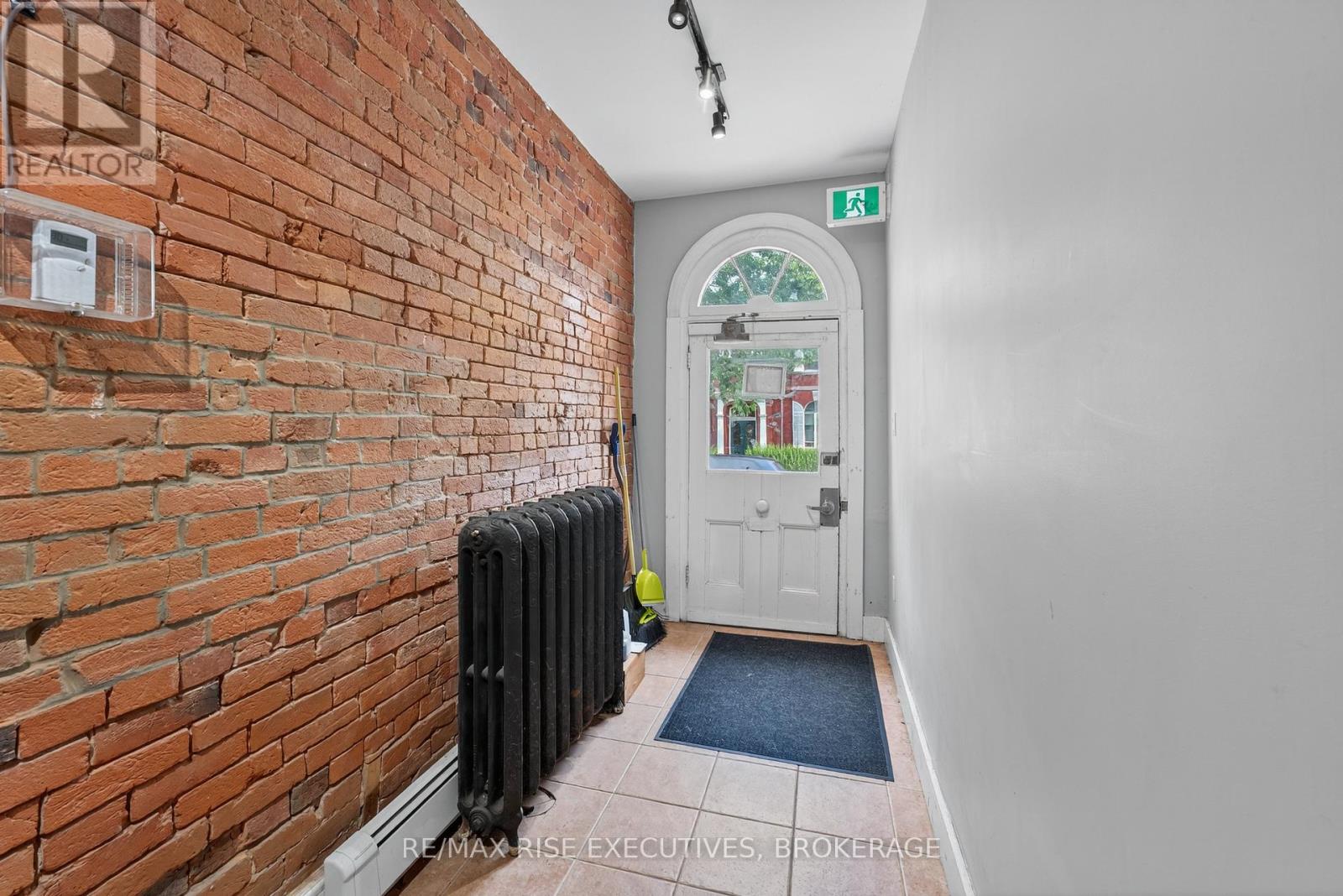 160 KING STREET E