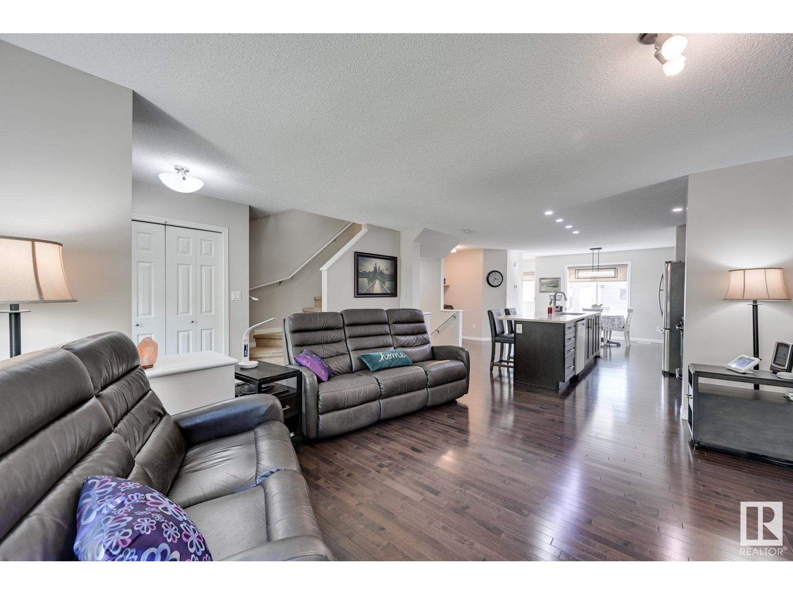 6925 21A AV SW