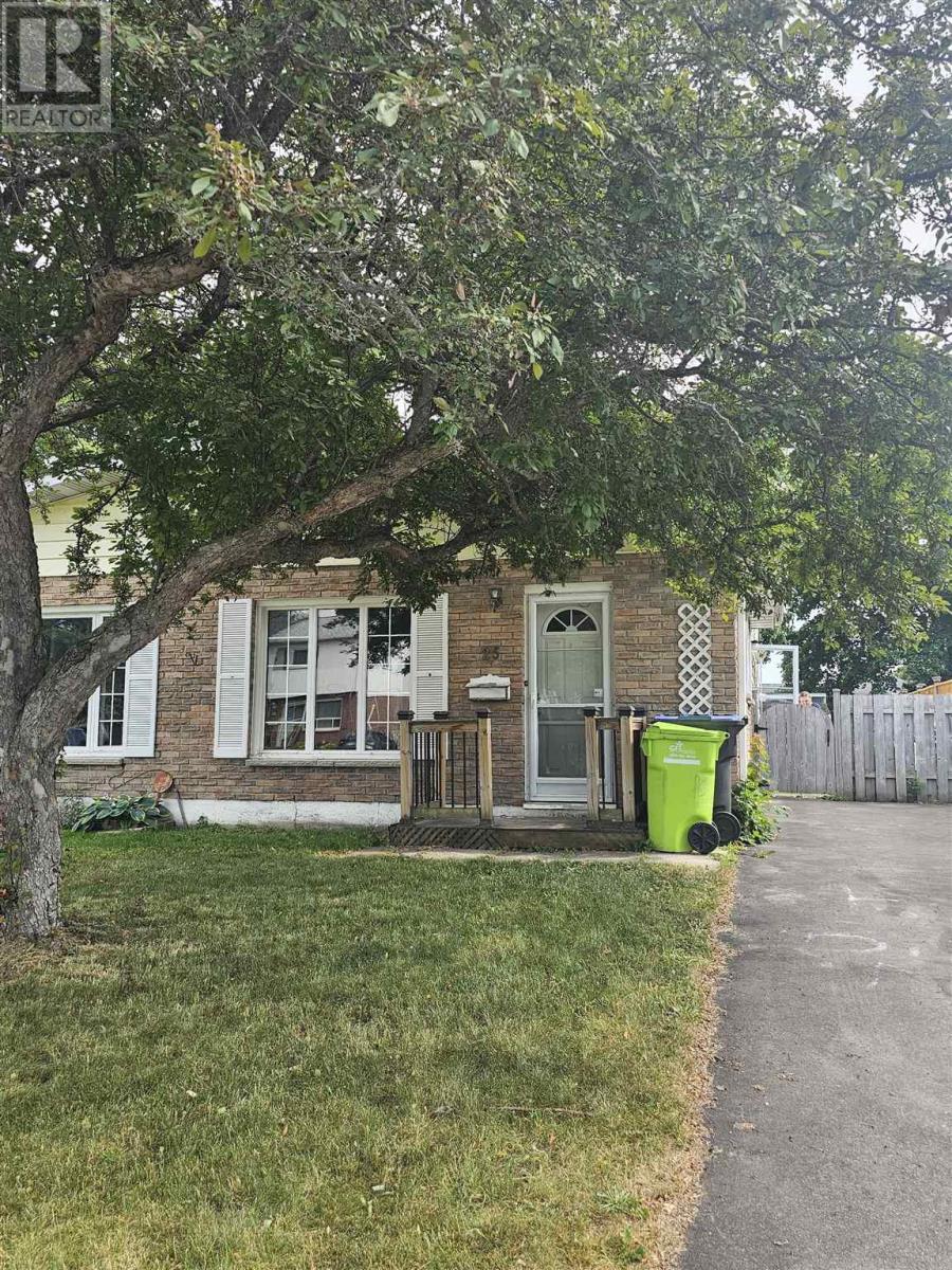 Photo 1 of 14 — 25 Cambridge DR, Sault Ste. Marie, ON P6A6E8