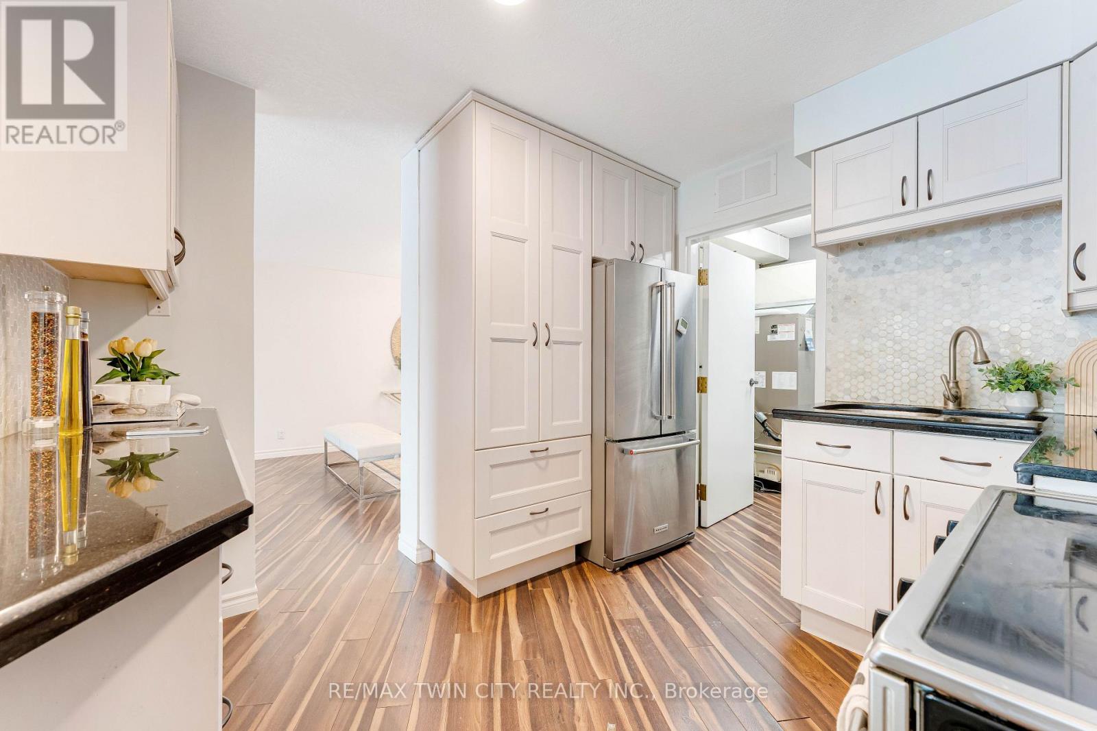 102 - 250 GLENRIDGE DRIVE