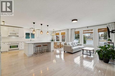 44 Shawcliffe Bay SW Calgary AB T2Y1H1