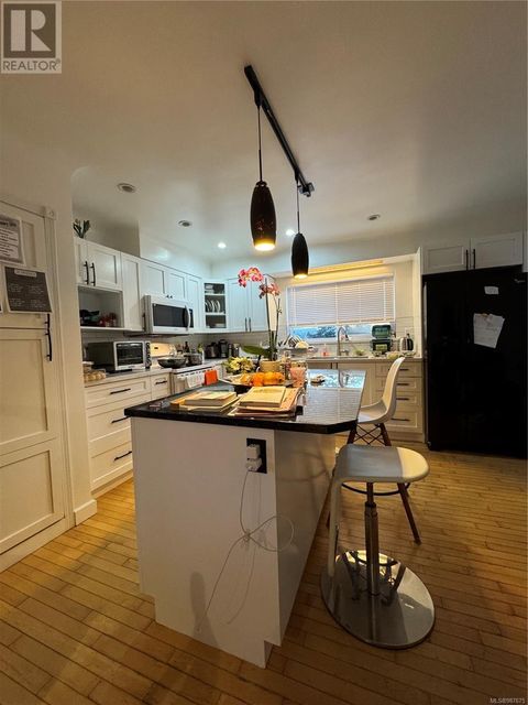 3876 Carey Rd Saanich BC V8Z4C8