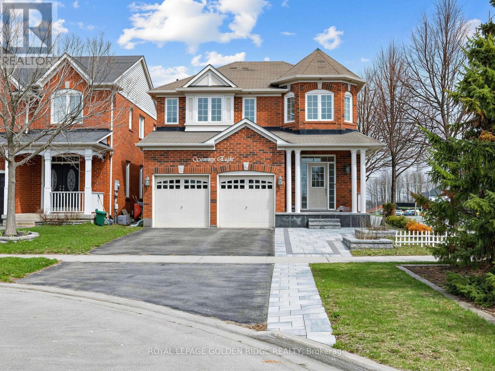 Photo 1 of 25 — 78 BULMER CRESCENT, Newmarket (Woodland Hill), ON L3X3K1