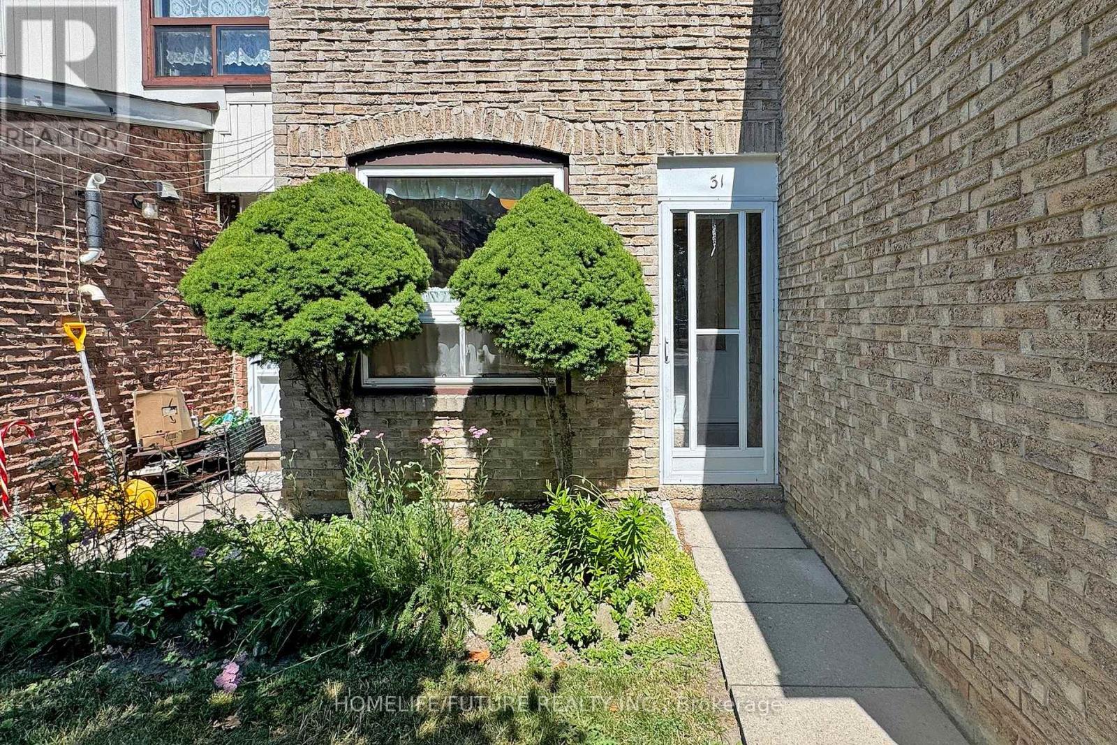 31 - 21 CHESTER LE BOULEVARD