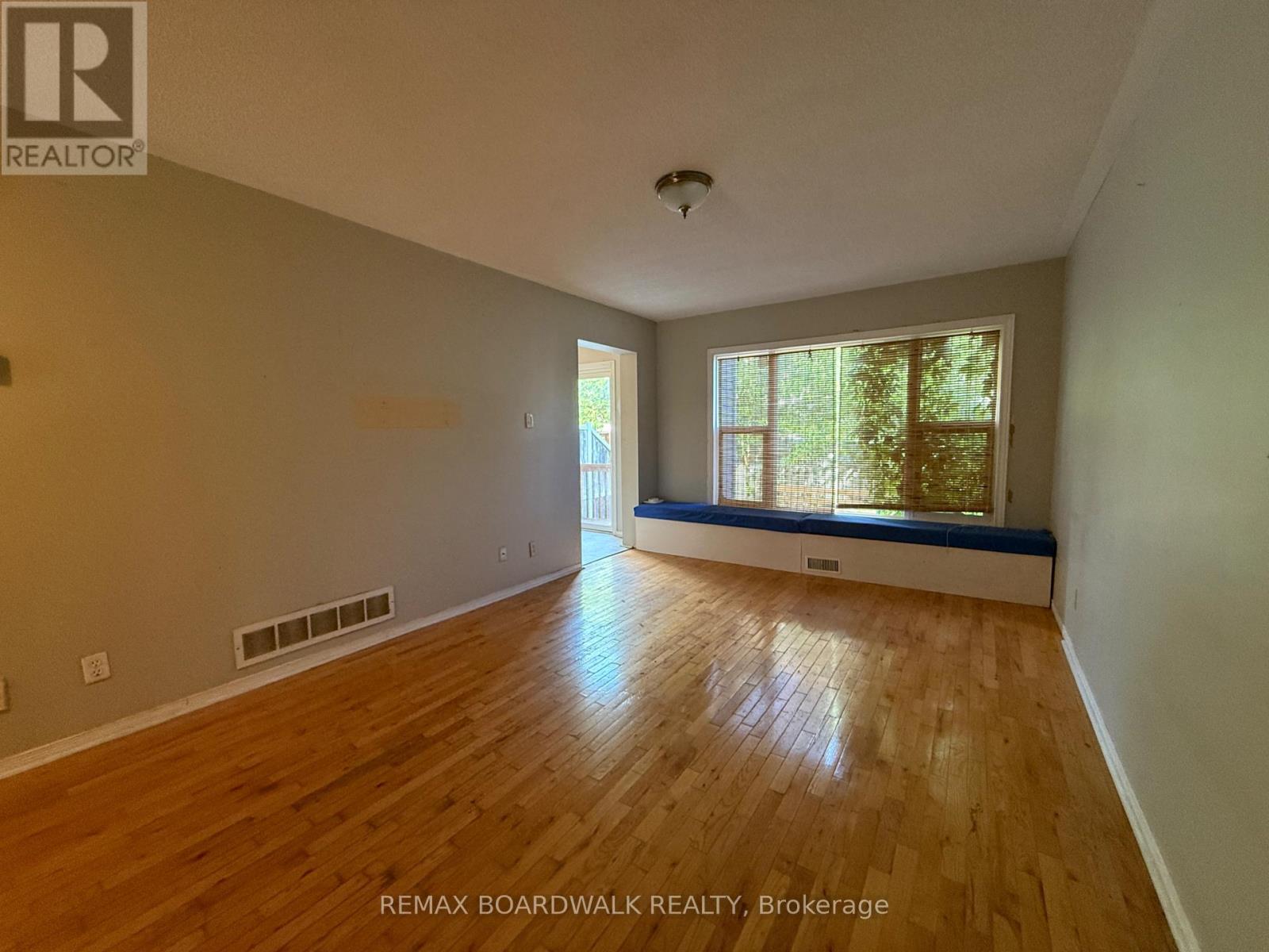 11 MEADOWBREEZE DRIVE