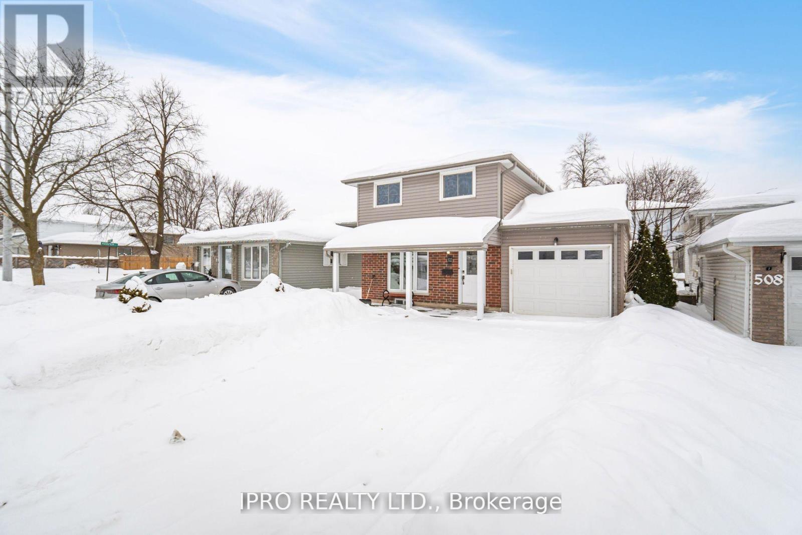 512 PINETREE CRESCENT