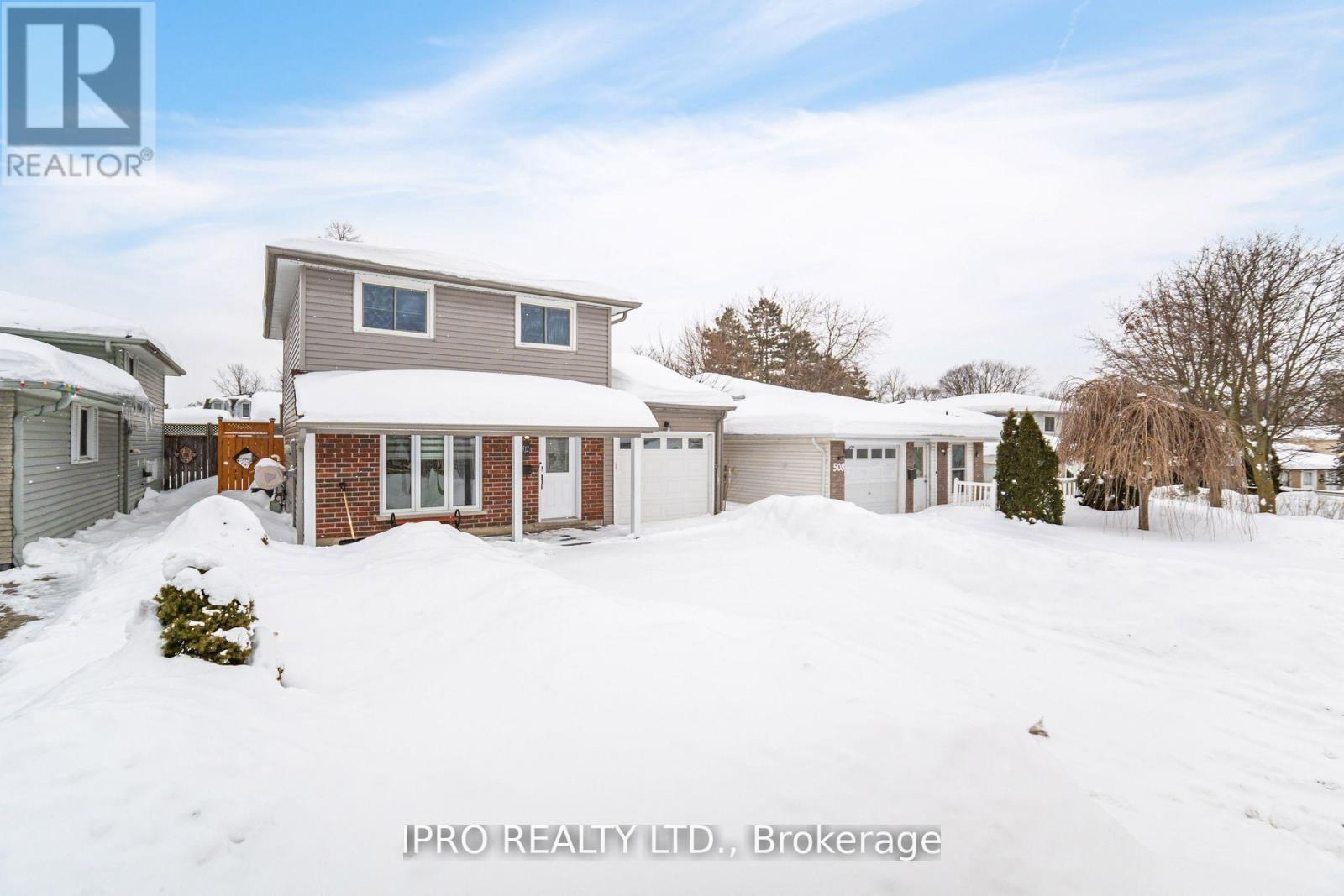 512 PINETREE CRESCENT