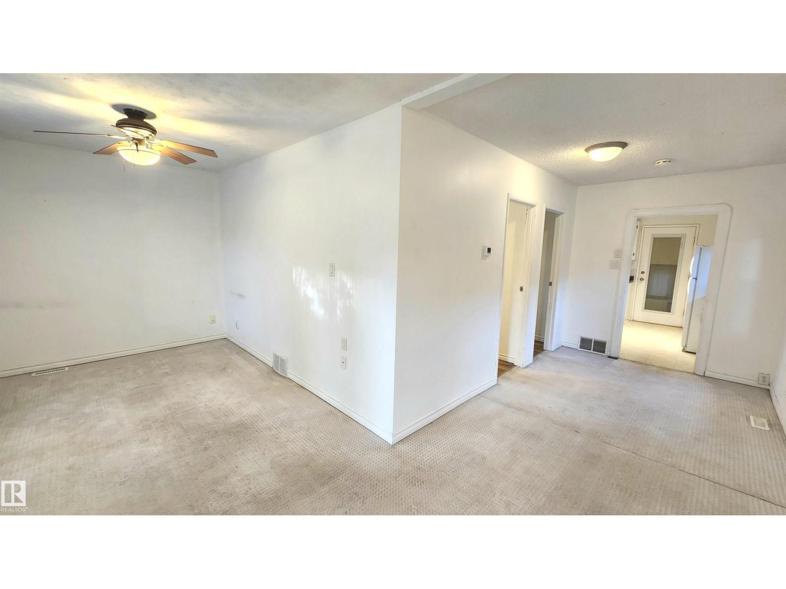 9359 92 ST NW