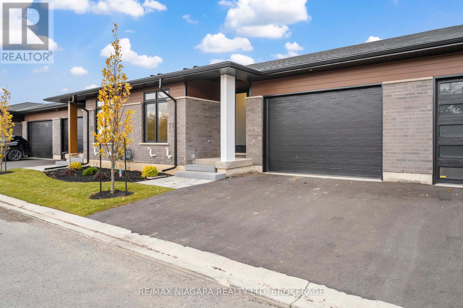 2 - 300 RICHMOND STREET