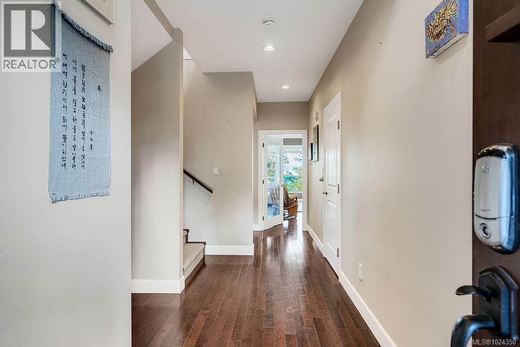 110 1177 Deerview Pl