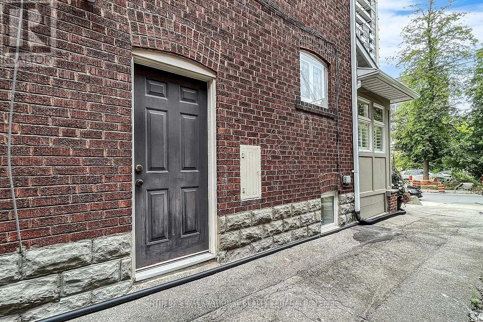 182 DUPLEX AVENUE