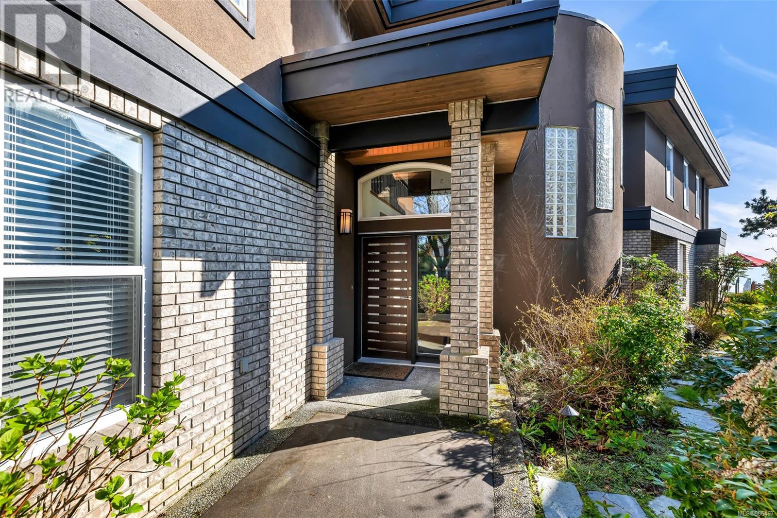 1611 Hollywood Cres