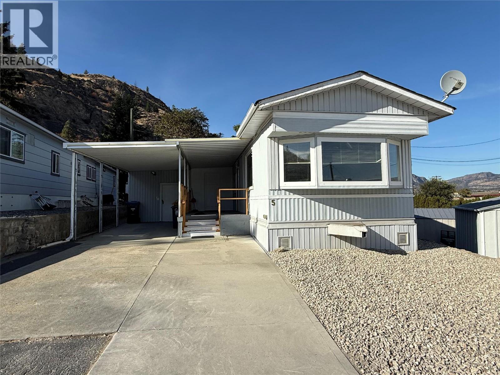 5 6822 Leighton Crescent