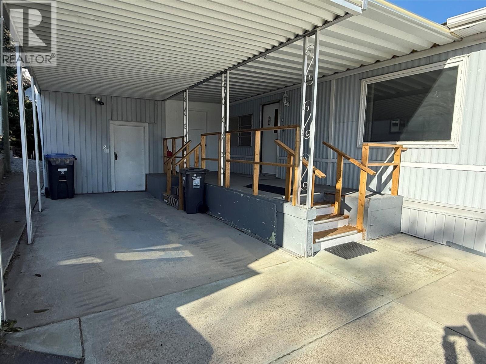 5 6822 Leighton Crescent