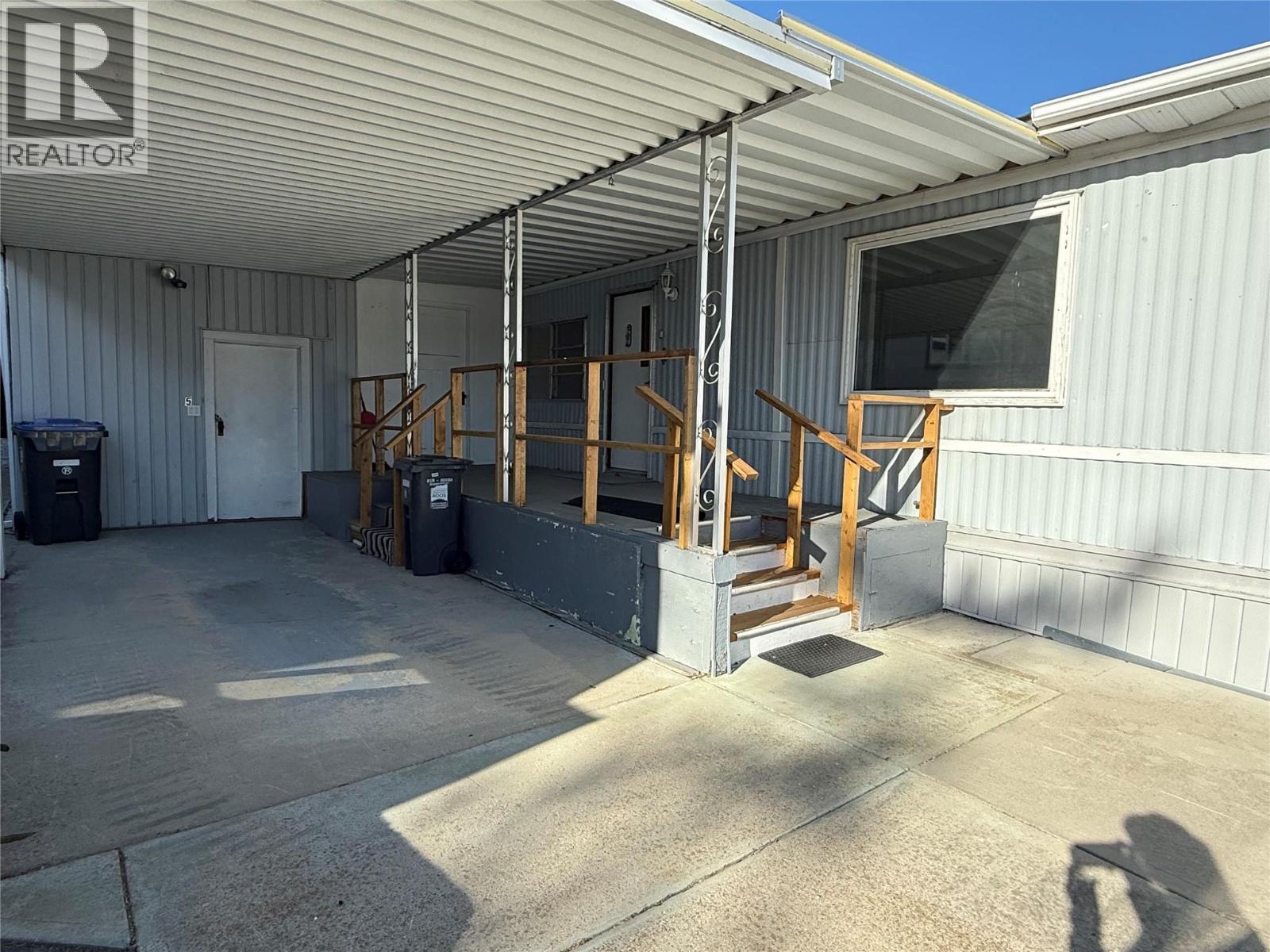 5 6822 Leighton Crescent