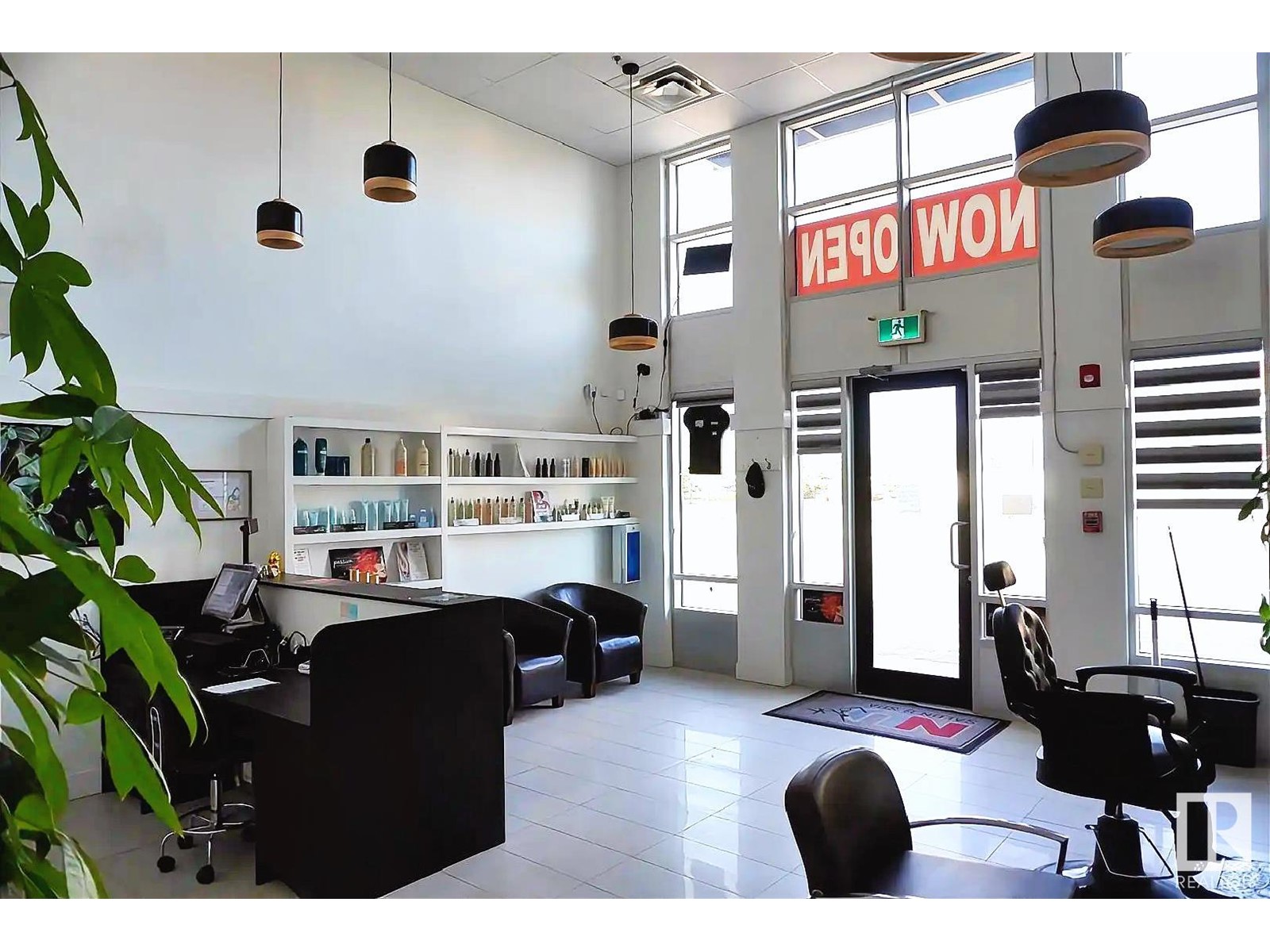#101 5305 Magasin AV