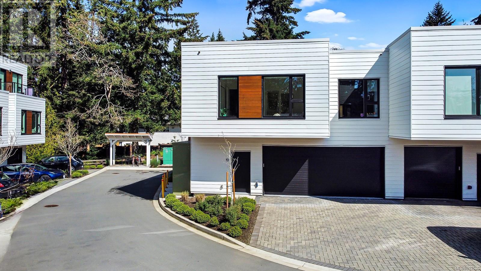 10 2330 Sooke Rd
