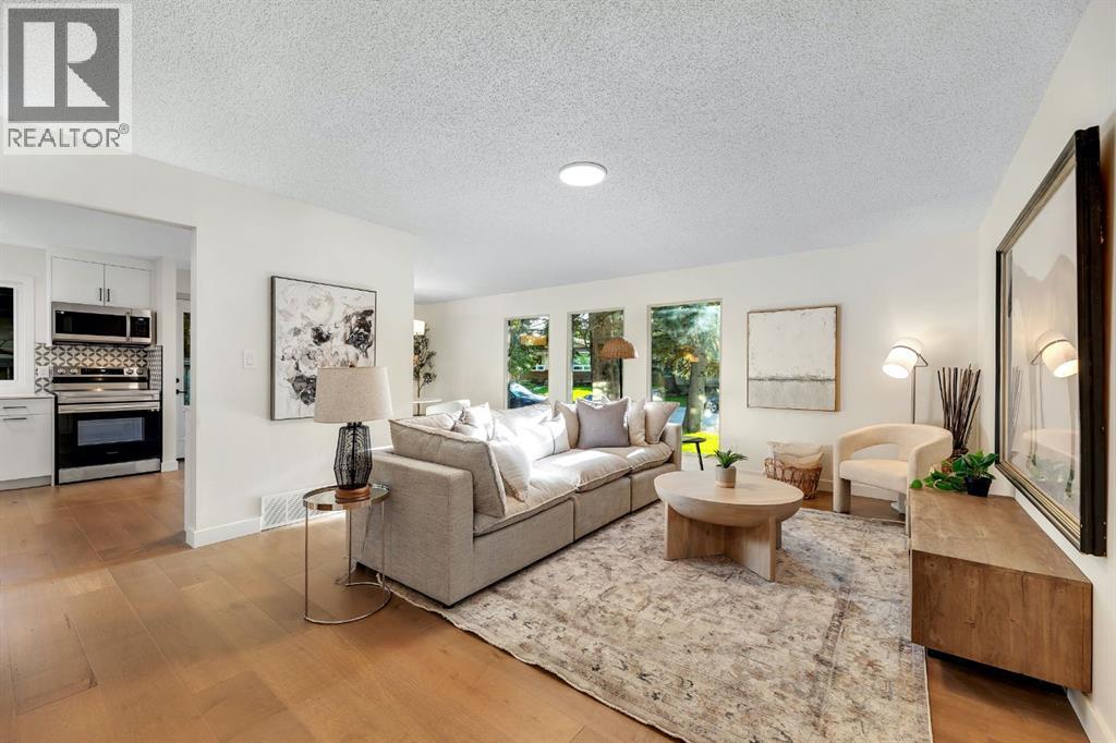 212 Midlawn Close SE