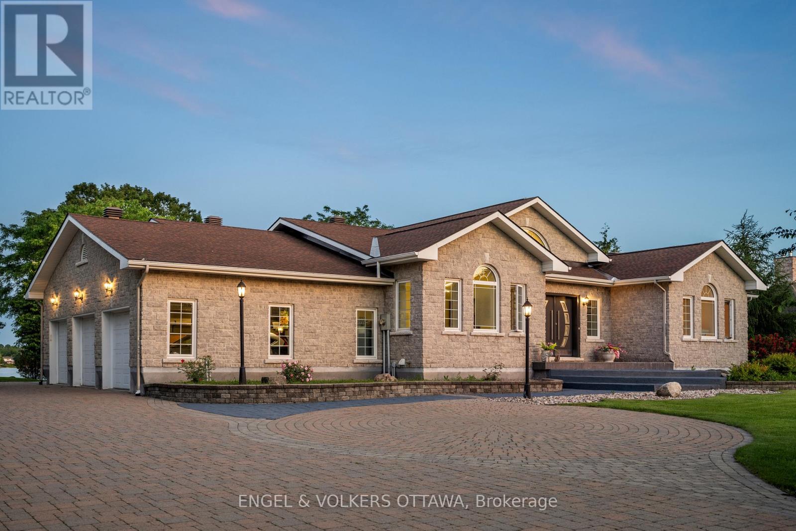1562 LAKESHORE DRIVE