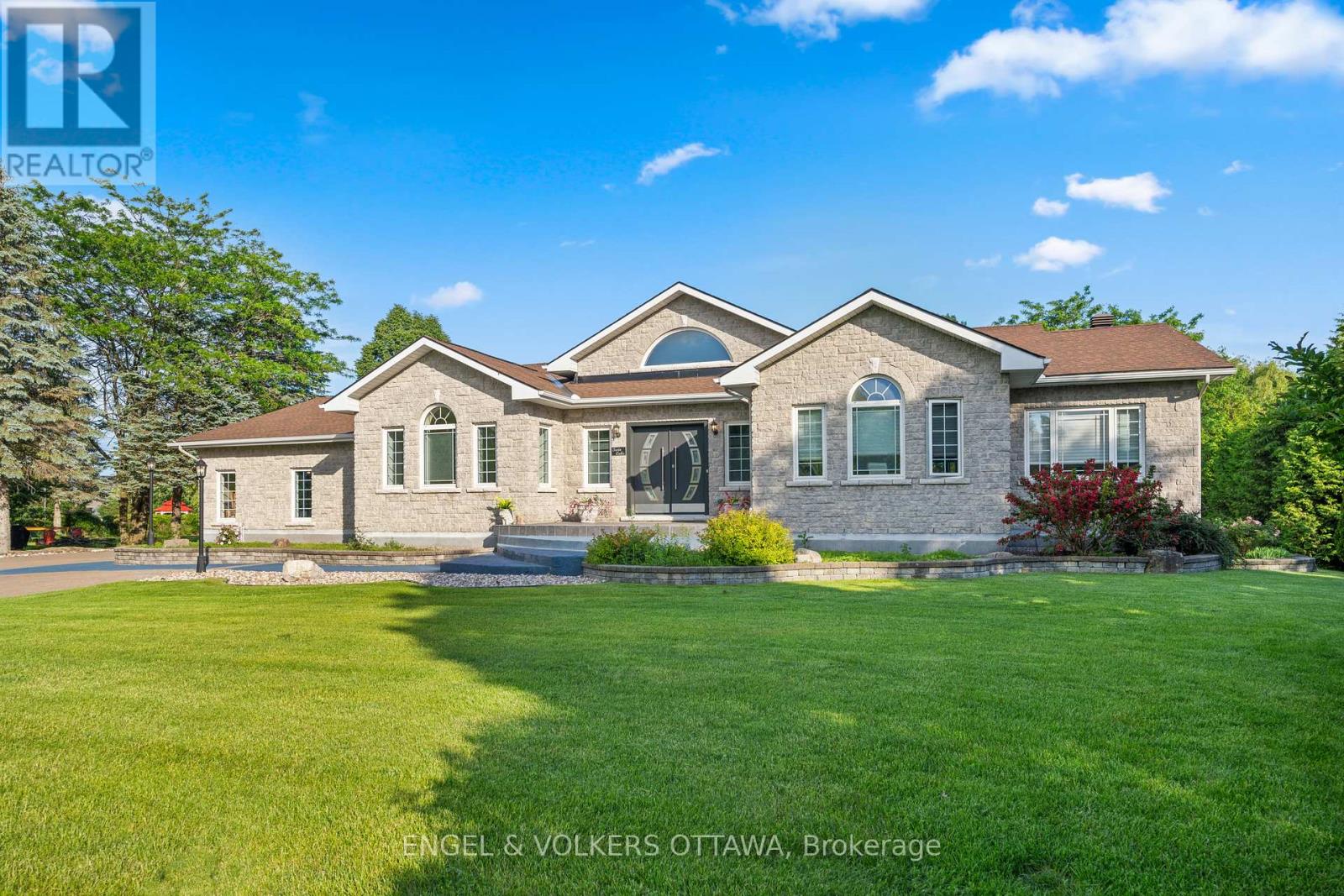 1562 LAKESHORE DRIVE