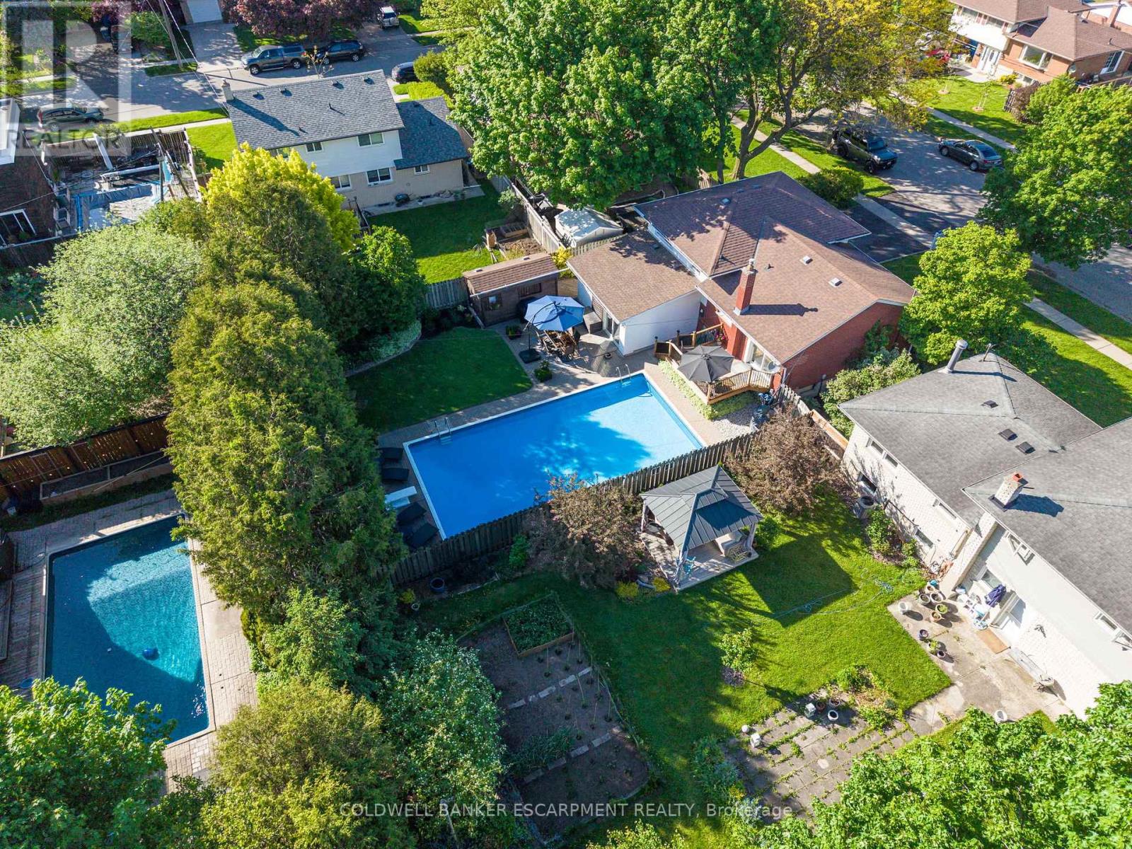 40 STRATHMERE PLACE