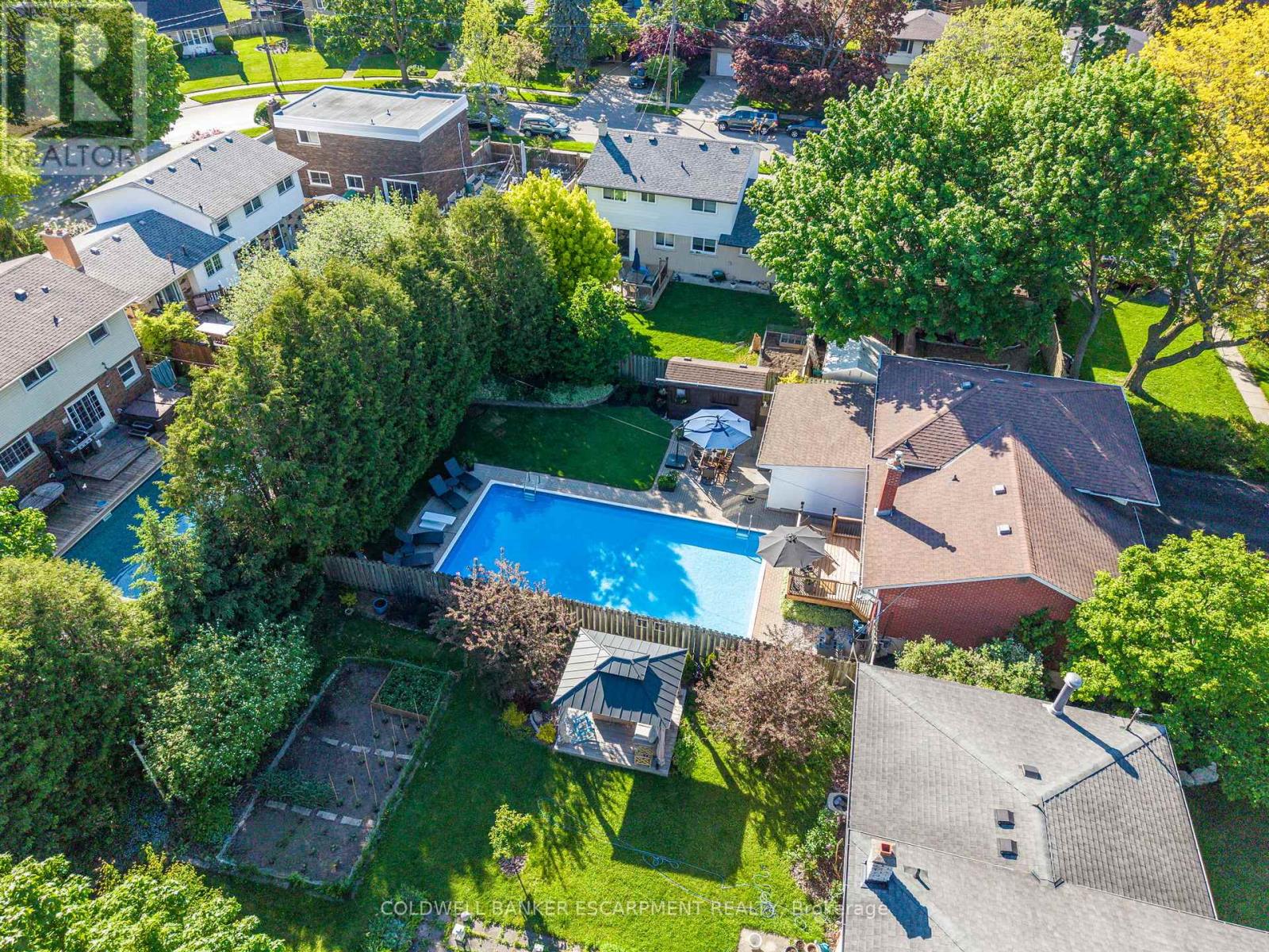 40 STRATHMERE PLACE